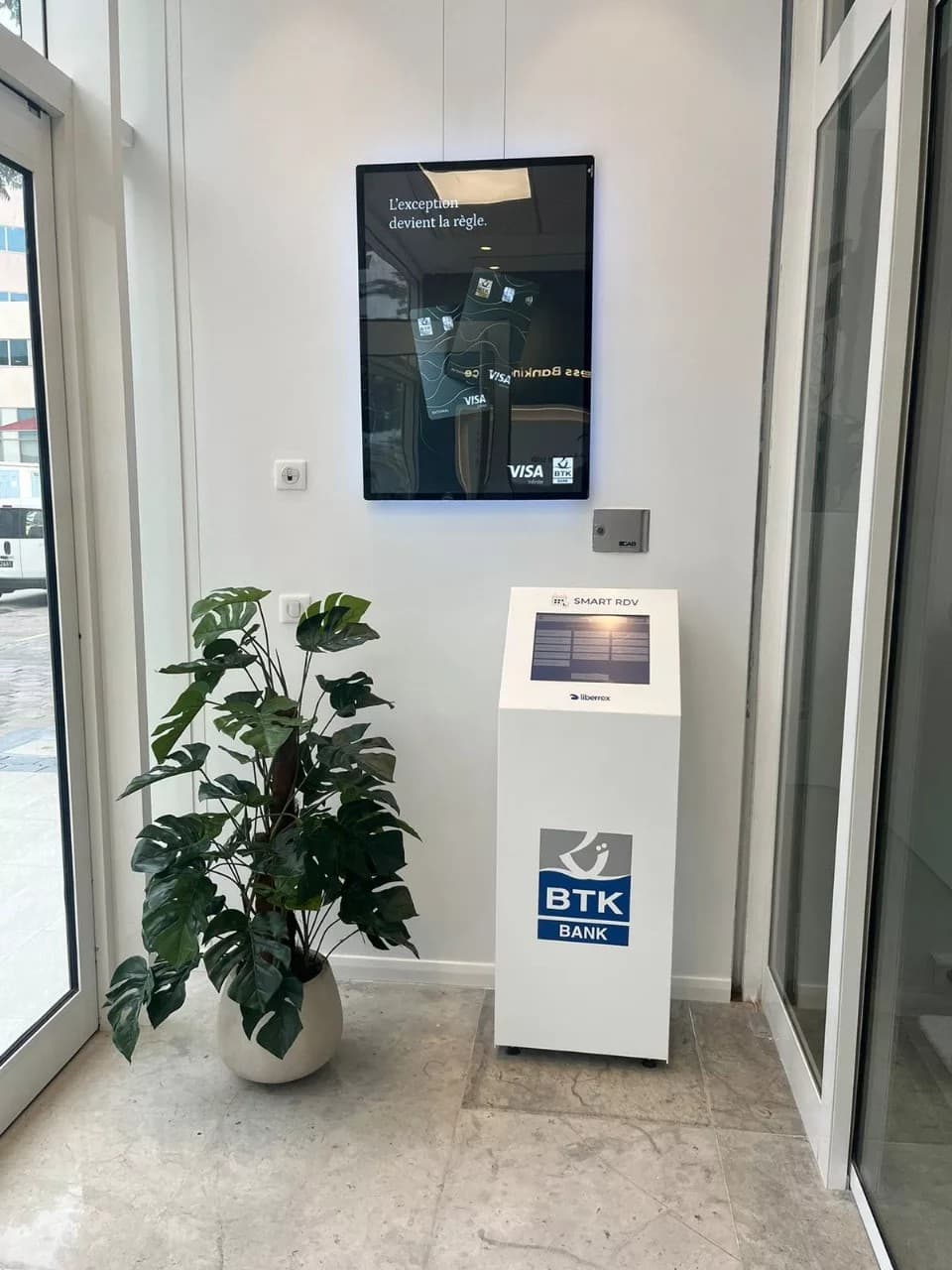 Liberrex SMART RDV kiosk used for appointment check-in in a BTK branch.